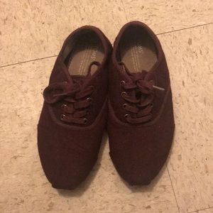 Toms 9.5 Maroon Tie Up Flats